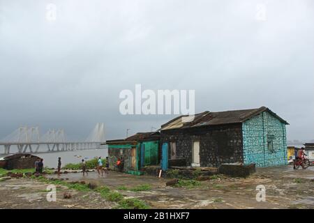 September 2019 In Mumbai, Maharashtra, Indien. Altes Haus in der Nähe der Bandra Worli Meeresverbindung Stockfoto