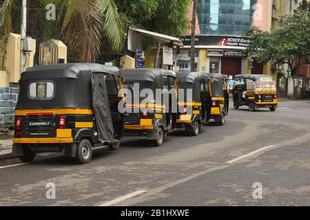 Auto Rikschas stehen in der Warteschlange auf der Straße, Pune, Maharashtra, Indien Stockfoto