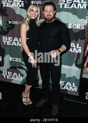 Hollywood, LOS ANGELES, KALIFORNIEN, USA - 25. FEBRUAR: Abigail Ochse und AJ Buckley treffen bei der Premiere Von CBS Television Studios im 'SEAL Team' ein, das am 25. Februar 2020 in ArcLight Cinemas Hollywood in Hollywood, Los Angeles, Kalifornien, Vereinigte Staaten stattfindet. (Foto von Xavier Collin/Image Press Agency) Stockfoto