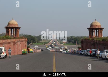 November 2019, Delhi, Indien. Blick auf das Indien-Tor vom zentralen Sekretariatsgebäude Stockfoto