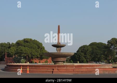 Marmor-Gartenbrunnen, zentrales Sekretariatsgebäude, Delhi, Indien Stockfoto