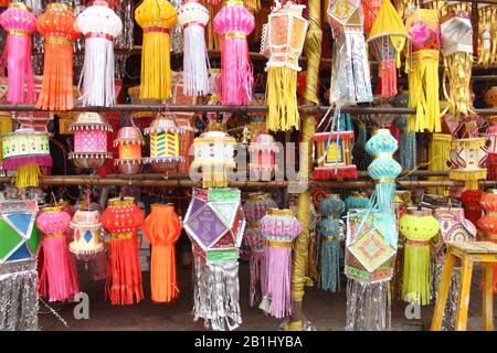 Diwali Lichter oder Akash Kandil zu verkaufen auf Straße, Pune, Maharashtra, Indien Stockfoto