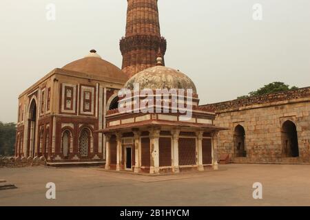 Alai Gate und Qutub Minar, Delhi, Indien Stockfoto