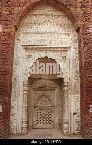 Arabische Wörter, die in das Grab von Iltutmish, Qutub Minar, Delhi, Indien eingeritzt wurden Stockfoto