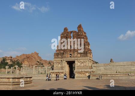 Dezember 2019, Hampi, Karnataka, Indien. Innenansicht des Eingangstors oder des Gopuram des Vittala-Tempels Stockfoto