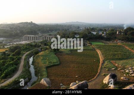 Morgenblick auf die Hippie-Insel und Bukkas Aquädukt, Hampi, Karnataka, Indien. Stockfoto