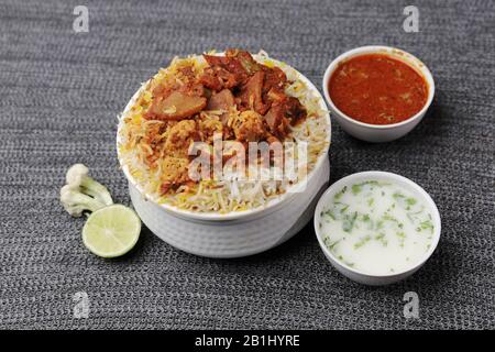Blick auf Gemüsebiryani, eine aromatische Reisform mit Basmati-Reis und gemischtem Gemüse Stockfoto