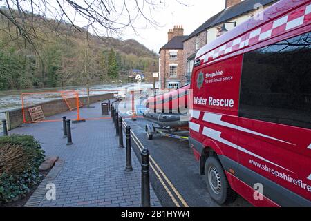 Ironbridge, Shropshire. Februar 2020. In der Stadt Ironbridge in Shropshire sind die Rettungsdienste weiterhin in Alarmbereitschaft, da die Pegel des Flusses Severn weiterhin Rekordwerte erreichen und die gefährdeten Objekte pustieren. Gutschrift: Rob Carter/Alamy Live News Stockfoto