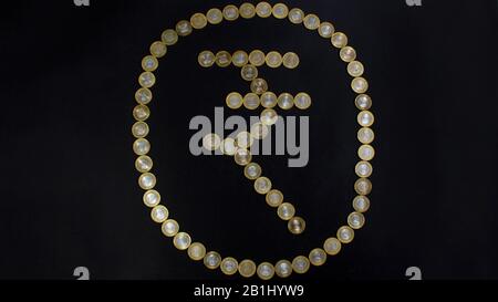 Münzkunst im internationalen Symbol für Rupie mit zehn Rupie-Münzen Stockfoto
