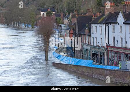 Ironbridge, Shropshire. Februar 2020. Die temporären Hochwasserschutzbarrieren in der Stadt Ironbridge in Shropshire halten die steigenden Pegel des River Severn über Nacht zurück. So ist die Kraft des Wassers, die Barrieren wurden tatsächlich in Richtung der Grundstücke in der Hauptstraße, Der Wharfage, zurückgedrängt. Gutschrift: Rob Carter/Alamy Live News Stockfoto