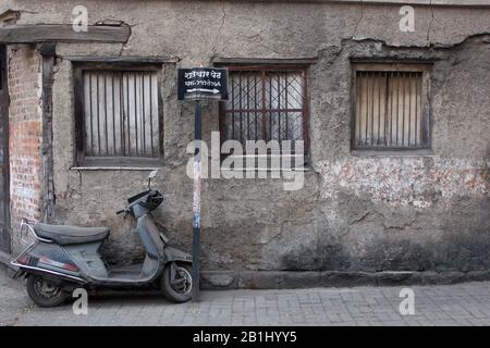 Parkplatz für Roller auf der Straßenseite, Pune, Maharashtra, Indien. Stockfoto