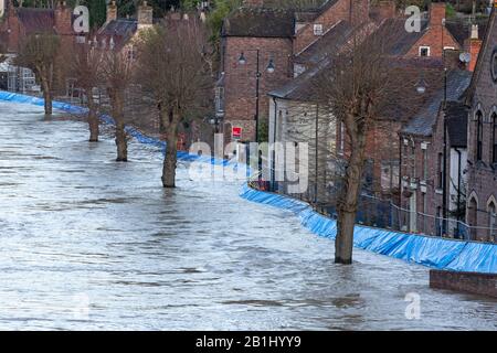 Ironbridge, Shropshire. Februar 2020. Die temporären Hochwasserschutzbarrieren in der Stadt Ironbridge in Shropshire halten die steigenden Pegel des River Severn über Nacht zurück. So ist die Kraft des Wassers, die Barrieren wurden tatsächlich in Richtung der Grundstücke in der Hauptstraße, Der Wharfage, zurückgedrängt. Gutschrift: Rob Carter/Alamy Live News Stockfoto