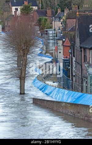 Ironbridge, Shropshire. Februar 2020. Die temporären Hochwasserschutzbarrieren in der Stadt Ironbridge in Shropshire halten die steigenden Pegel des River Severn über Nacht zurück. So ist die Kraft des Wassers, die Barrieren wurden tatsächlich in Richtung der Grundstücke in der Hauptstraße, Der Wharfage, zurückgedrängt. Gutschrift: Rob Carter/Alamy Live News Stockfoto