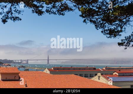 Dockbauten mit Golden Gate Bridge in the Distance, San Francisco, USA Stockfoto