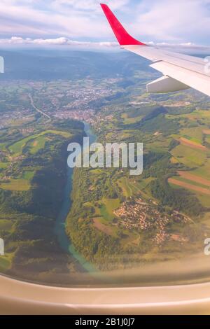 Luftbild aus dem Flugzeug, dem grünen Tal der Schweiz, Dorf und blauem Fluss Stockfoto