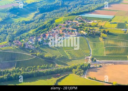 Schweiz Luftbild aus dem Flugzeug, grünes Tal, Schweizer Dorf Stockfoto