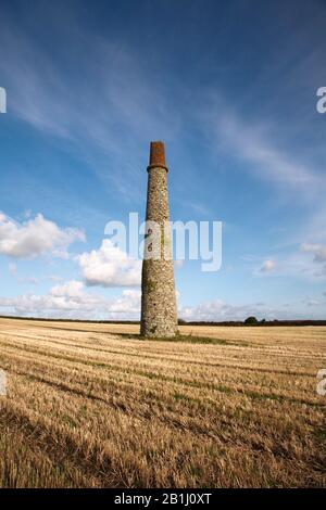 Chimney Ruin Zinn Mine in Cornish Countryside in der Nähe von Helston, Cornwall, Großbritannien Stockfoto