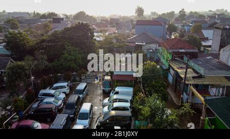 Luftbild der POV-Ansicht Von Überschwemmungen. Verwüstung nach massiven Naturkatastrophen in Bekasi - Indonesien Stockfoto