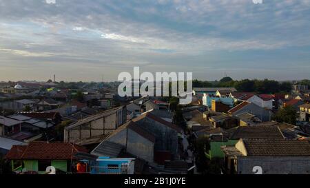 Luftbild der POV-Ansicht Von Überschwemmungen. Verwüstung nach massiven Naturkatastrophen in Bekasi - Indonesien Stockfoto