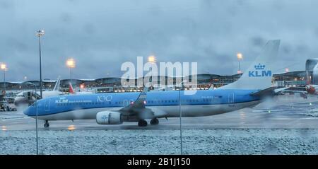 ERSTER SCHNEE AUF DEM FLUGHAFEN ROISSY CHARLES DE GAULLE, FRANKREICH Stockfoto