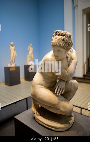 London, England, Großbritannien. British Museum, Bloomsbury. Die Lely Venus - Marmorstatue der kauernden Venus. Kopie eines hellenistischen Originals von Doidalses von Stockfoto