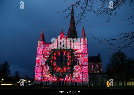 Salisbury 2020: Sarum Lights starten in der Salisbury Cathedral, um das 800.-jährige Jubiläum der Domstadt zu feiern, nachdem sie aus dem nahe gelegenen Old Sarum umziehen. Eine spektakuläre Projektionslicht- und Soundshow von Luxmuralis. Stockfoto