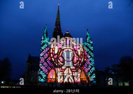 Salisbury 2020: Sarum Lights starten in der Salisbury Cathedral, um das 800.-jährige Jubiläum der Domstadt zu feiern, nachdem sie aus dem nahe gelegenen Old Sarum umziehen. Eine spektakuläre Projektionslicht- und Soundshow von Luxmuralis. Stockfoto