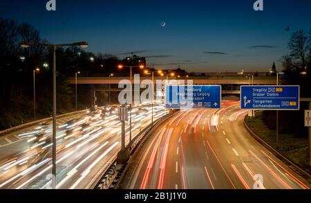 Berlin, Deutschland. Februar 2020. Ein halbmondförmiger Mond steht abends über der Berliner Stadtautobahnen A100. Credit: Kay Nietfeld / dpa / Alamy Live News Stockfoto