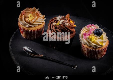 Drei verschiedene Cupcakes Reihen Stockfoto