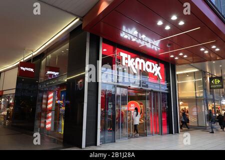 Warschau, Polen - TK Maxx American Warenhauseingang in der Innenstadt nachts Stockfoto