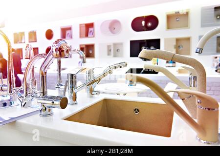 Ausstellung von Küchenwaschbecken und Armaturen für Möbel im Laden Stockfoto
