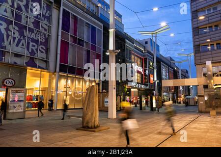 Warschau, Polen - Fußgängerbouleavard, gesäumt von Geschäften in der Innenstadt in der Abenddämmerung Stockfoto