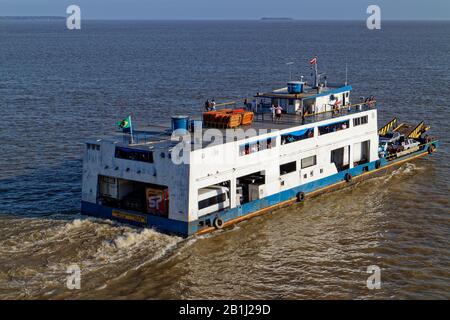 Stern Blick auf einen der Fähren, die Waren und Menschen am Amazonas-Fluss in Belem hoch und runter bewegen. Stockfoto