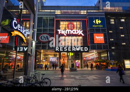 Warschau, Polen - Geschäfte und Biercafé Ceska in der Innenstadt am Abend reserviert, TK Maxx, C&A, Home & You Stockfoto