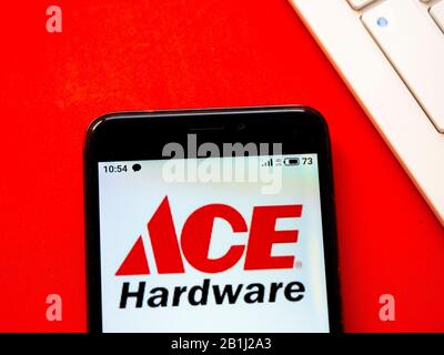 In dieser Abbildung wird das Ace Hardware-Logo auf einem Smartphone angezeigt Stockfoto