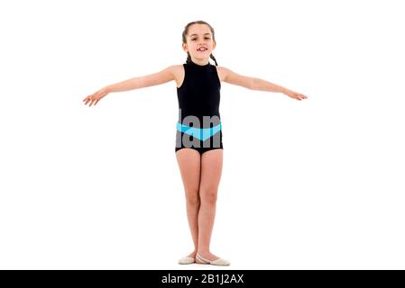 Mädchen Kinderübung und rhythmische Sportgymnastik Portrait, weißer Hintergrund. Junges Mädchen tanzt und hat Spaß beim Ausführen des rhythmischen Gymnastik-Exers Stockfoto