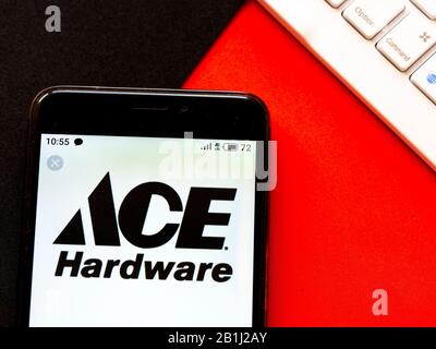 In dieser Abbildung wird das Ace Hardware-Logo auf einem Smartphone angezeigt Stockfoto