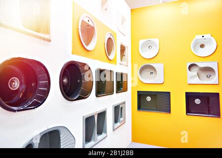 Ausstellung von Küchenwaschbecken im Laden Stockfoto