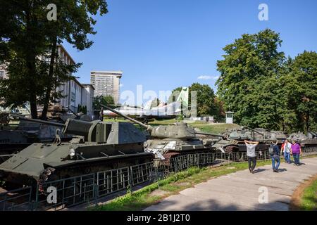 Konvoi historischer Panzer im polnischen Armeemuseum in der Stadt Warschau, Polen Stockfoto