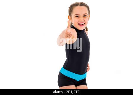 Mädchen Kinderübung und rhythmische Sportgymnastik Portrait, weißer Hintergrund. Junges Mädchen tanzt und hat Spaß beim Ausführen des rhythmischen Gymnastik-Exers Stockfoto