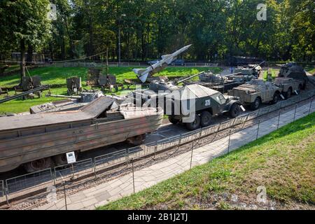 Konvoi von gepanzerten Fahrzeugen, Panzern, mobiler Artillerie im polnischen Armeemuseum in Warschau, Polen Stockfoto