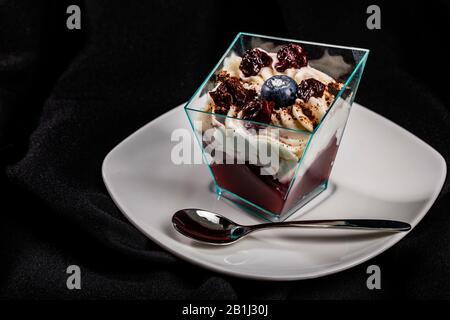 Mehrlagiges Dessert, individuelle Portion Stockfoto
