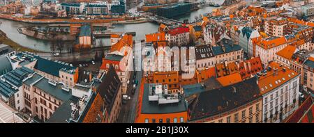 Regnerischer Tag in Wroclaw, Stadtpanorama und Flussblick. Stockfoto