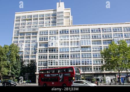 London, Großbritannien - 21. September 2019: Blick auf die von Erno Goldfinger entworfenen Metro Central Heights in Elephant and Castle, Southwark, London. Wird jetzt als ap verwendet Stockfoto