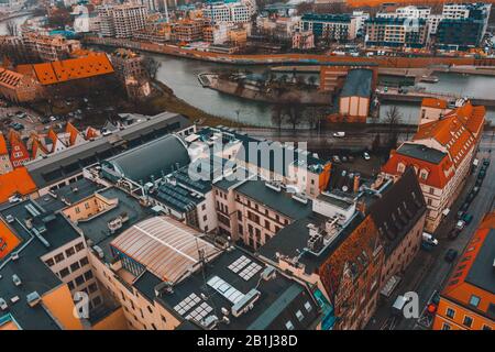 Regnerischer Tag in Wroclaw, Stadtpanorama und Flussblick. Stockfoto