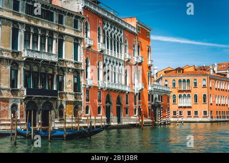 Alte alte Fassaden von Häusern am Canal Grande, Venedig, Italien. Alte Hotels und Wohnhäuser im Zentrum von Venedig. Historische Architektur von Stockfoto