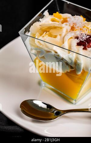 Zweilagiges Dessert, individuelle Portion Stockfoto