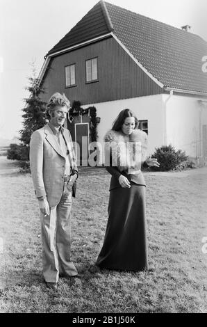 Rudi Carrell, deutscher Showmaster und Entertainer, bei einer Hochzeit mit Anke Bobbert, Deutschland 1974. Der niederländische Fernsehmoderator und Entertainer Rudi Carrell anlässlich der Hochzeit mit Anke Bobbert, Deutschland 1974. Stockfoto