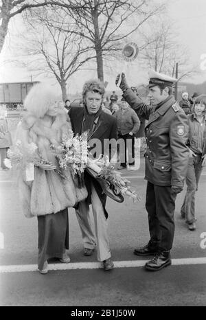 Rudi Carrell, deutscher Showmaster und Entertainer, bei einer Hochzeit mit Anke Bobbert, Deutschland 1974. Der niederländische Fernsehmoderator und Entertainer Rudi Carrell anlässlich der Hochzeit mit Anke Bobbert, Deutschland 1974. Stockfoto