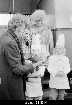 Rudi Carrell, deutscher Showmaster und Entertainer, bei einer Hochzeit mit Anke Bobbert, Deutschland 1974. Der niederländische Fernsehmoderator und Entertainer Rudi Carrell anlässlich der Hochzeit mit Anke Bobbert, Deutschland 1974. Stockfoto